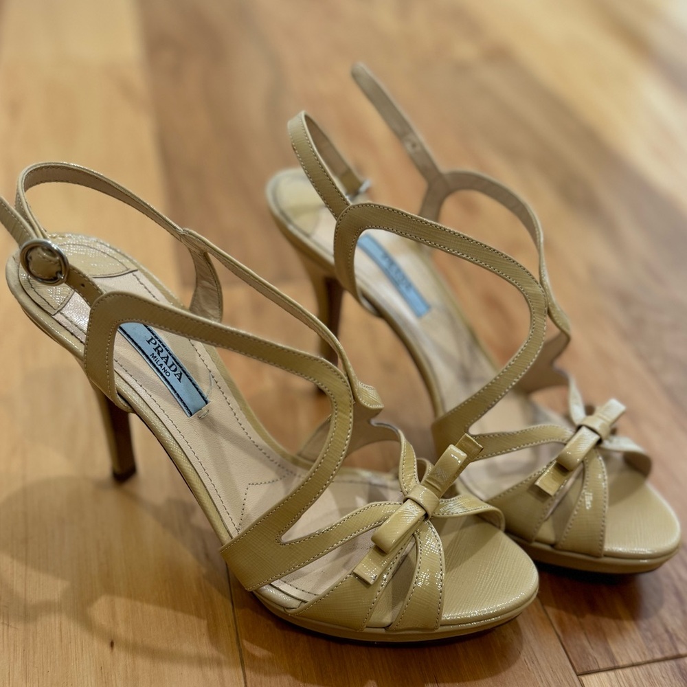 NWOT PRADA patent leather bow accent sling back sandal- nude color